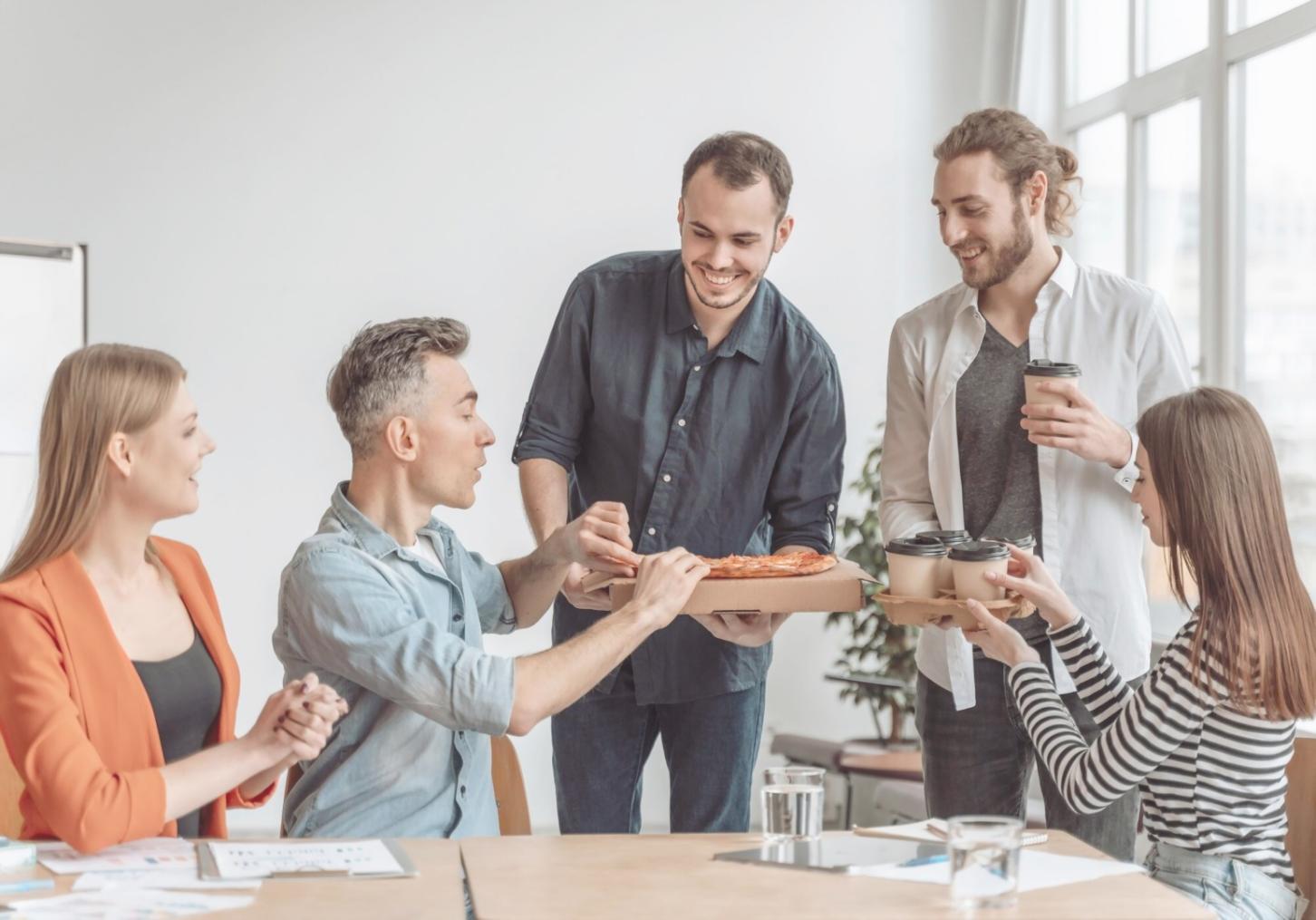 Equipo de expertos en análisis financiero trabajando en optimización de capital de trabajo
